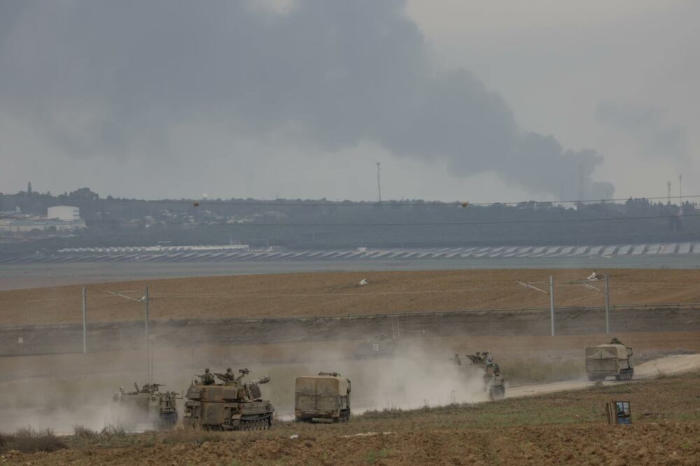 Vehículos del ejército israelí se mueven cerca de la frontera israelí con Gaza, en el sur de Israel. Fuente: Twitter @casatomada_ar