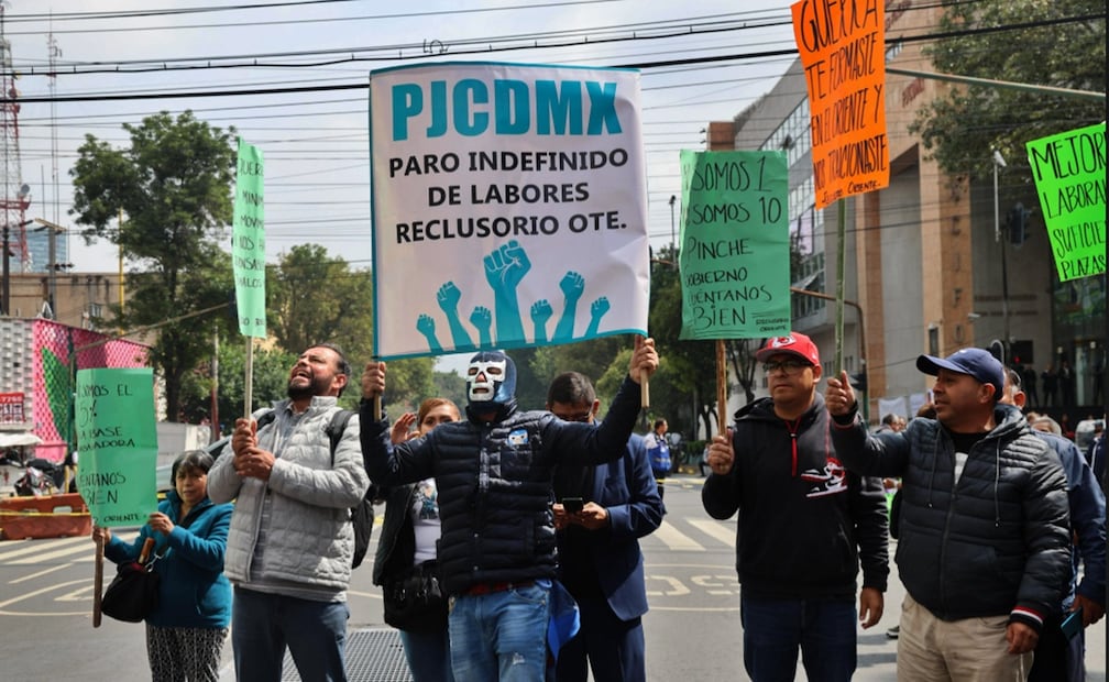 Trabajadores del Poder Judicial y del INCIFO realizaron una protesta y ofrecieron una conferencia de prensa en respuesta a las declaraciones del presidente del Tribunal Superior de Justicia y del secretario de Gobierno capitalino en la Ciudad de México, el 27 de junio de 2025. Foto: Fernanda Zamora/ EL UNIVERSAL