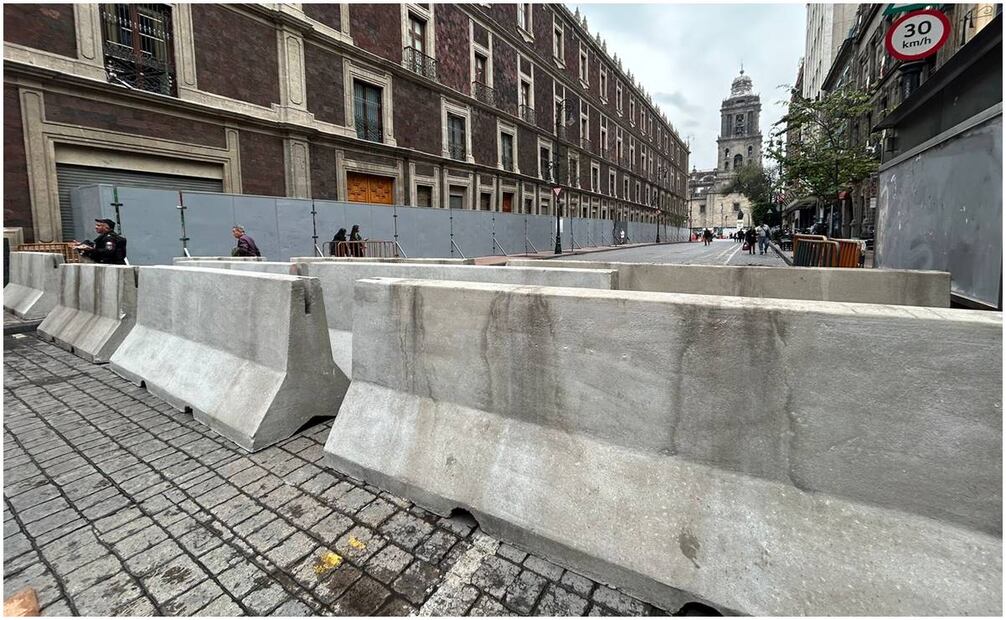 Ponen vallas de concreto como protección en calle 5 de Mayo por marcha del caso Ayotzinapa. Foto: Berenice Fregoso / EL UNIVERSAL