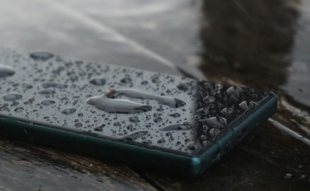 Guarda tu celular en lugares seguros si vas a salir a la calle y está lloviendo. Foto Unsplash