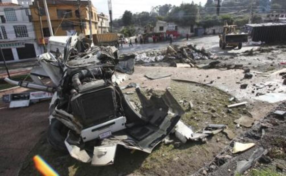 Vuelca tráiler con toneladas de sosa en la México-Toluca