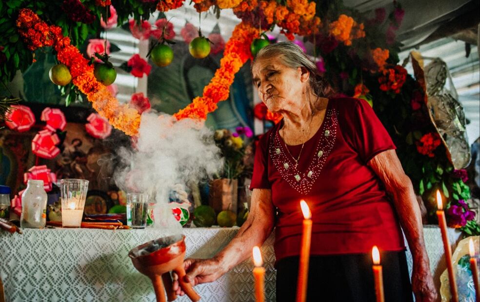 A lo largo de estos años Xermen se ha cruzado con cientos de “historias de amor”, que le han puesto al descubierto este ciclo interminable de la vida y la muerte, él cual toma forma de ritual como “la barrida del cementerio”, “el destape de máscaras”, “el prestar el cuerpo a un alma para la danza”, hasta la creación de arcos de cempasúchil, interminables caminos de veladoras y más, todo para mantener los lazos entre vivos y muertos. Foto: Xermen Jonguitud