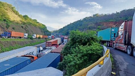 Falla ocasiona atorón en entrada a Manzanillo