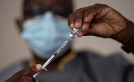 Vacunar, no inmunidad de rebaño, la clave en la lucha contra el Covid: epidemiólogo