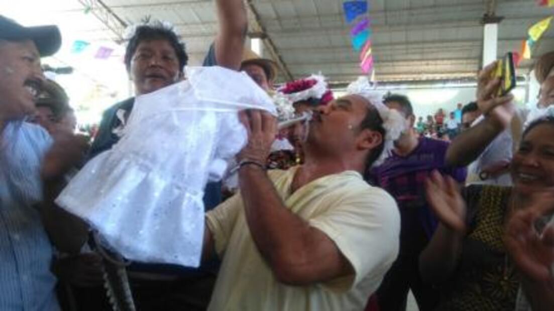 Por tradición, alcalde se casa con cocodrilo en Oaxaca