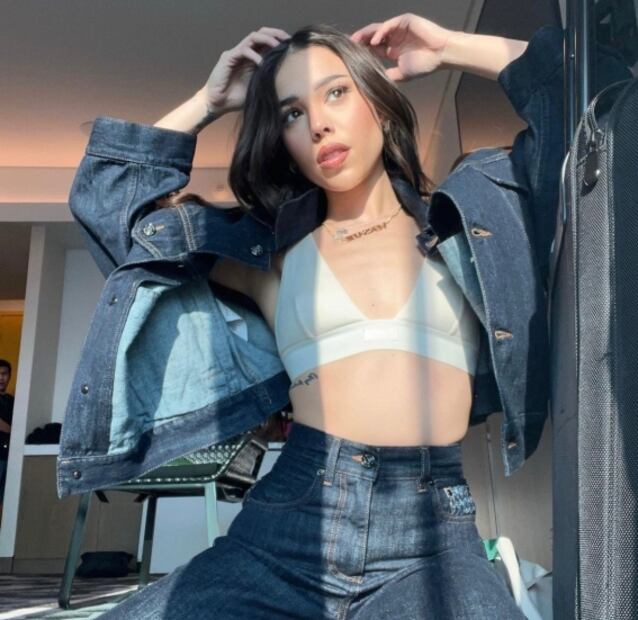 Danna Paola derrocha estilo en look "total denim" con brasier