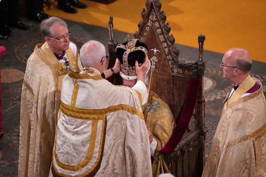 El rey Carlos III es coronado con la corona de San Eduardo por el arzobispo de Canterbury Justin Welby durante su ceremonia de coronación en la Abadía de Westminster, Londres. Foto: AP