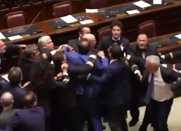 Trifulca en la Cámara de Diputados de Italia ocasiona que legislador salga en silla de ruedas