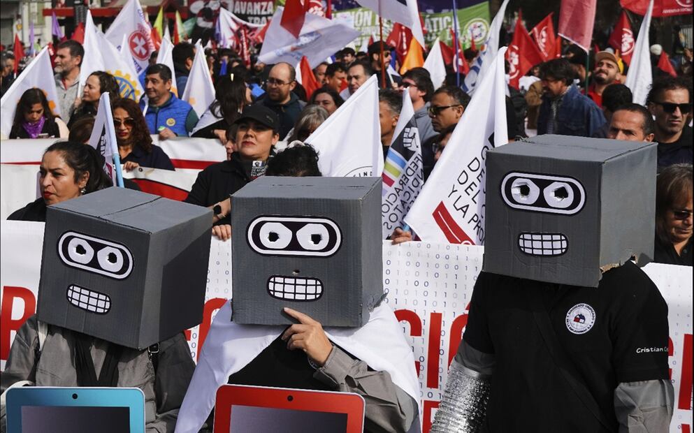 Personas con cabezas de robot de cartón participan en una marcha por el Día Internacional del Trabajo en Santiago, Chile, el jueves 1 de mayo de 2025. Foto: AP