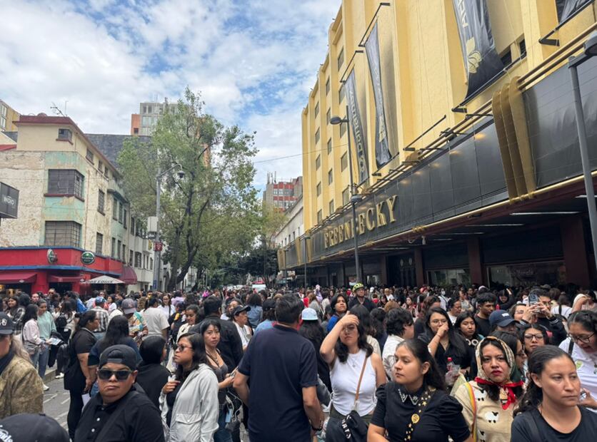 Fans de FreenBecky, esperan afuera del Teatro Metropolitan, recinto donde se encuentran las jóvenes tailandesas que han causado sensación con "Gap: The Series".
Foto: EL UNIVERSAL / César González