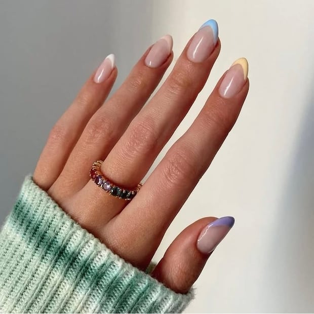 La manicura francesa se reinventa con tonos pastel. Foto: Instagram @beprettynail