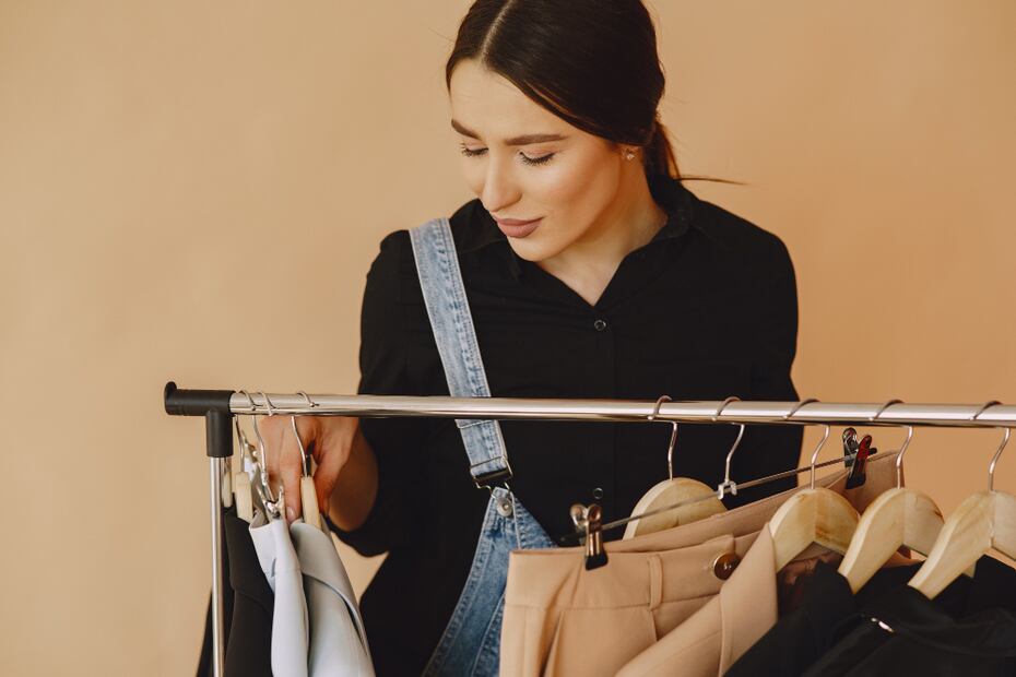 La ropa nueva puede contener sustancias químicas que irritan la piel. Foto: Freepik
