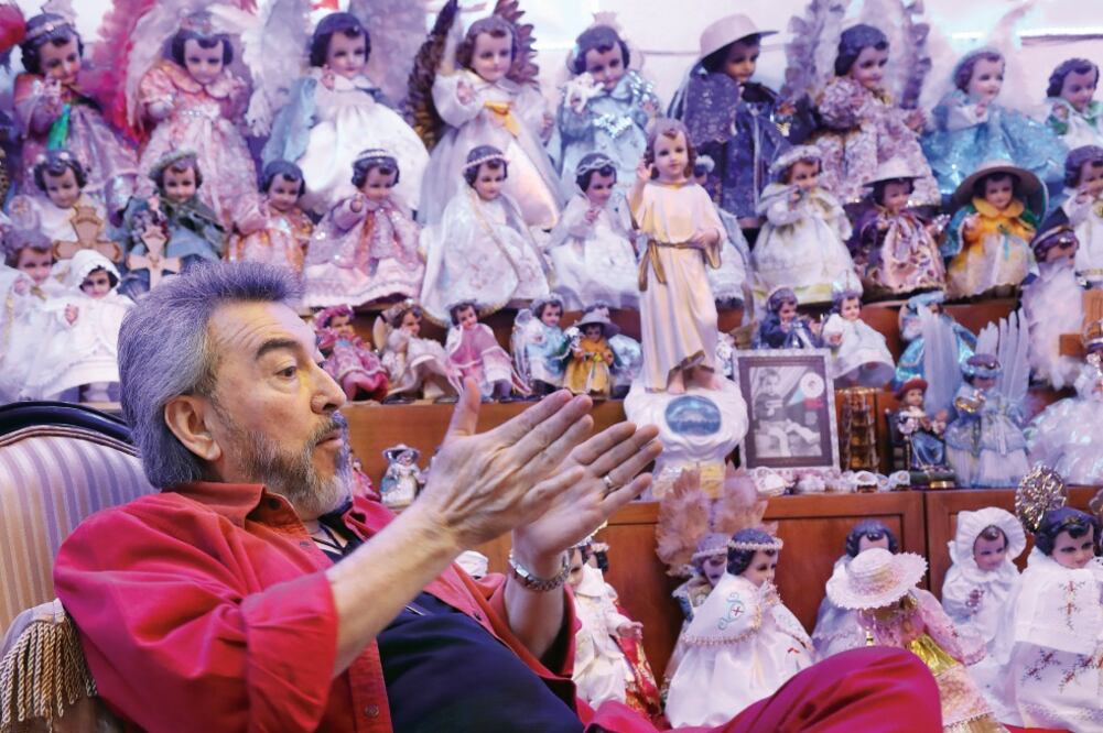 El taller de don Saúl Uribe Lanzagorta es uno de los más de 2 mil lugares de producción de ropones y accesorios para vestir las figuras que representan a Jesús de Nazareth, cuando era niño. (Ariel Ojeda)