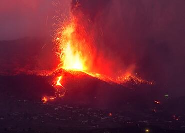 Lava arrasa con 180 casas y obliga a evacuar a 6 mil habitantes en La Palma, España