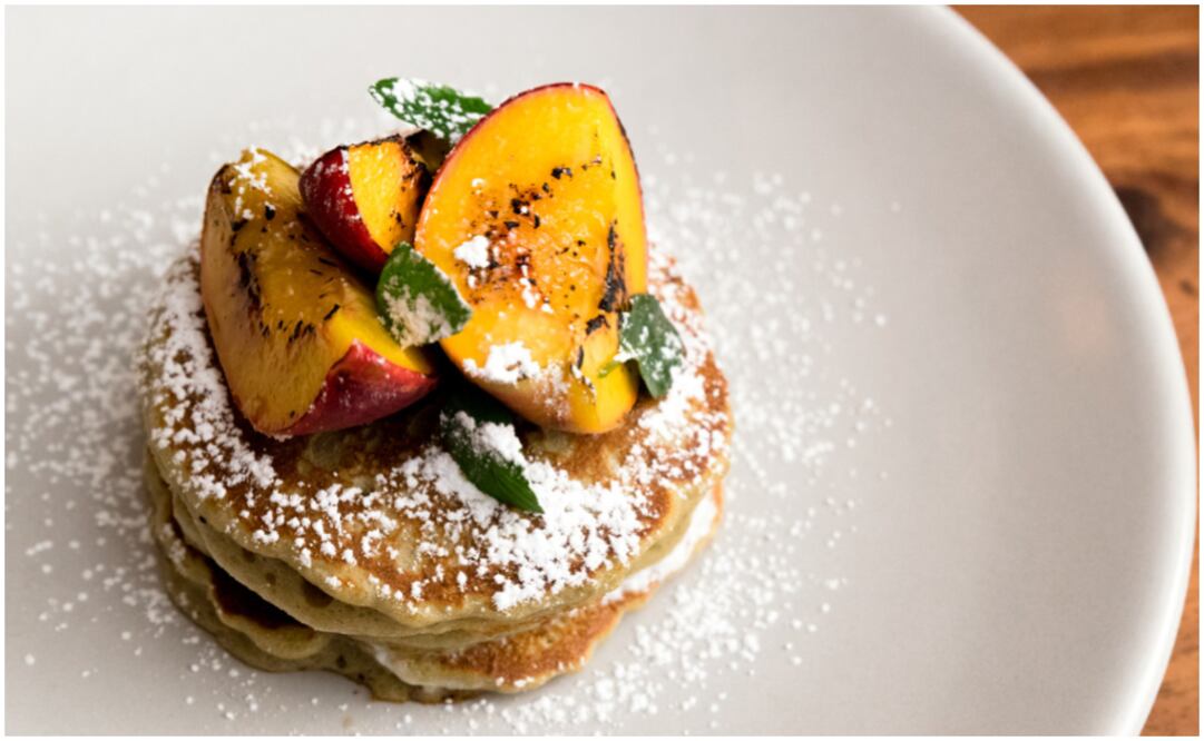 Foto: istock/ Hotcakes matcha y durazno