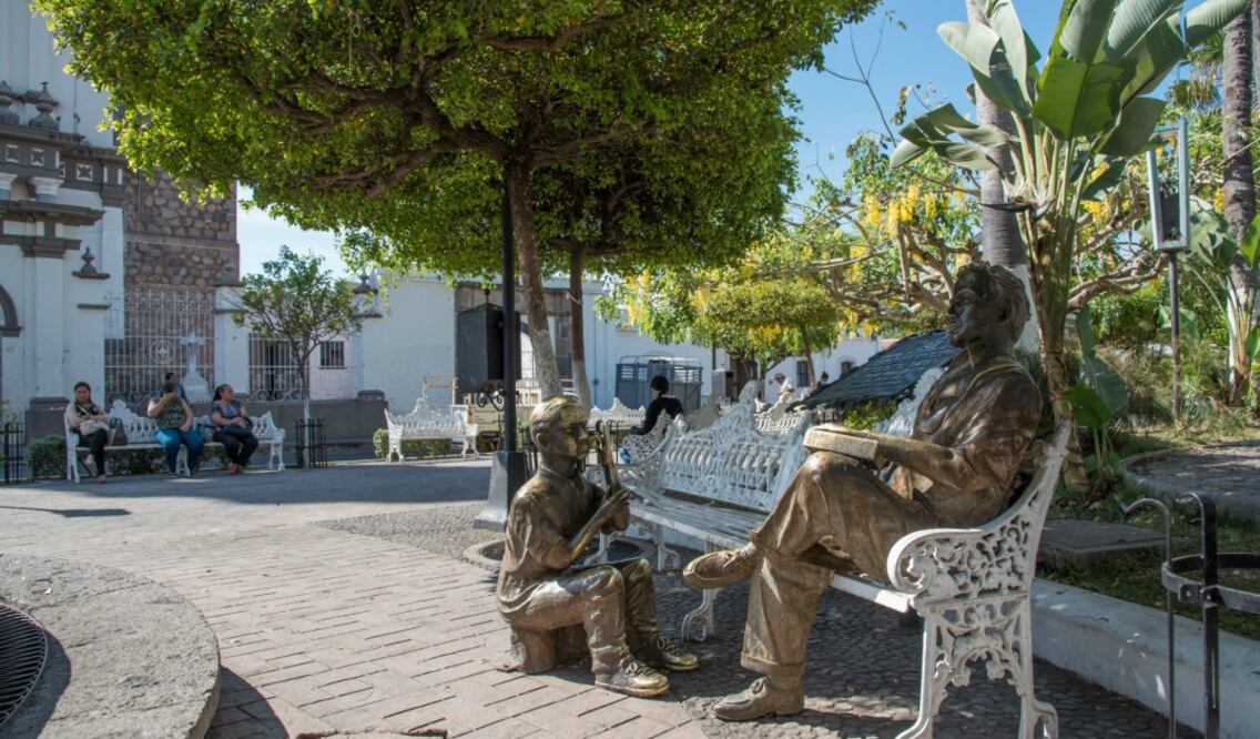 En la plaza del Pueblo Mágico de Comala se encuentra la estatua del escritor Juan Rulfo. (Foto: Cortesía Hernando Rivera)