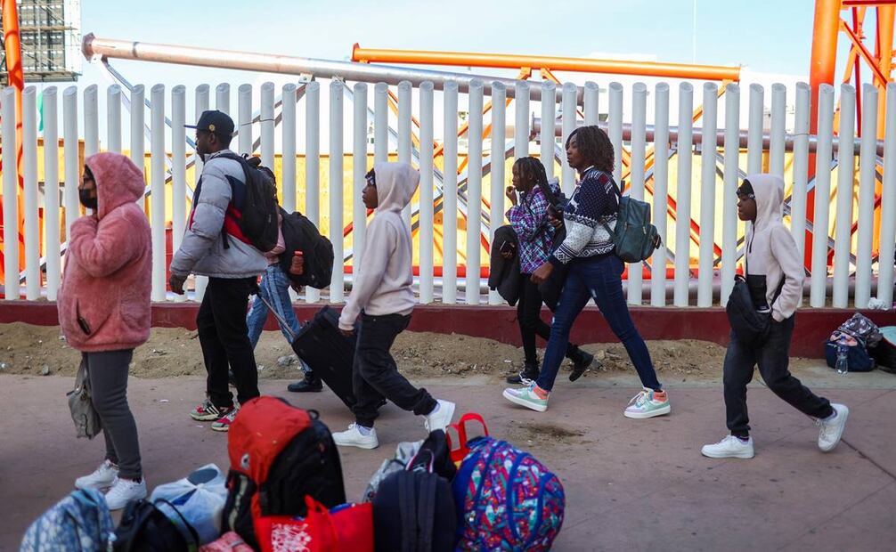 Migrantes de diversas nacionalidades que tenían su cita CBP One y que ya no es válida se encuentran en el cruce fronterizo El Chaparral en espera de nuevas noticias sobre su situación migratoria. Foto: Diego Simón / EL UNIVERSAL