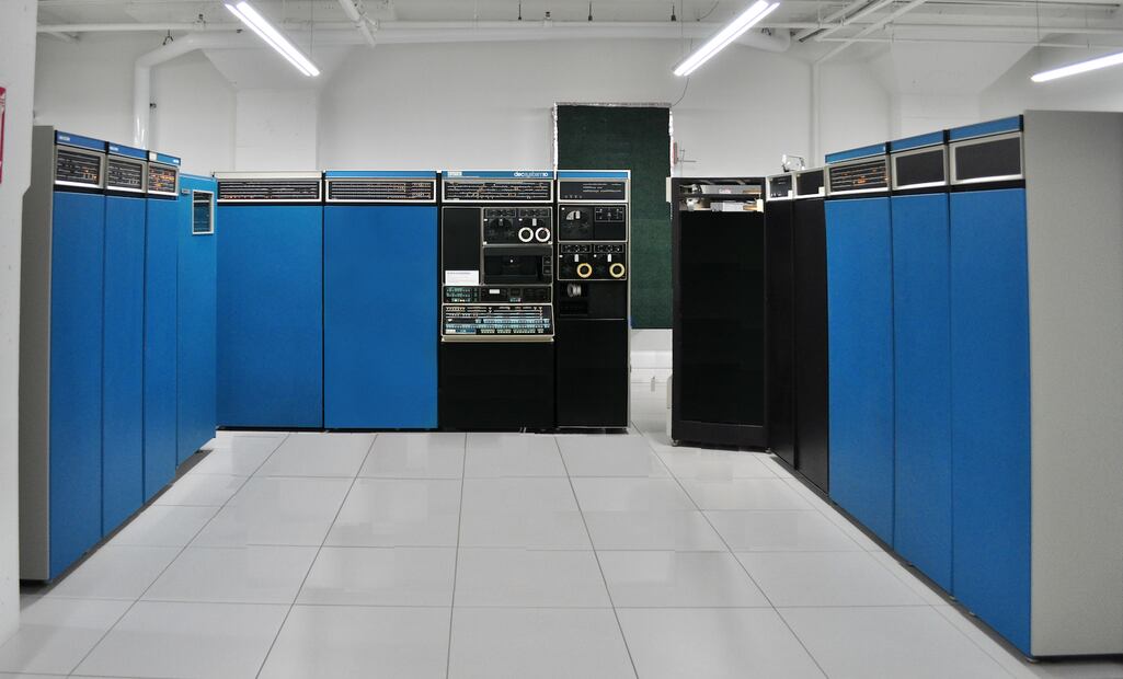Sistema DEC PDP-10 en el Living Computer Museum: ejemplos históricos de mainframes en operación.”
Crédito: Joe Mabel — DEC PDP-10 (DECsystem 10) mainframe computer system at Living Computer Museum (CC BY-SA 3.0)