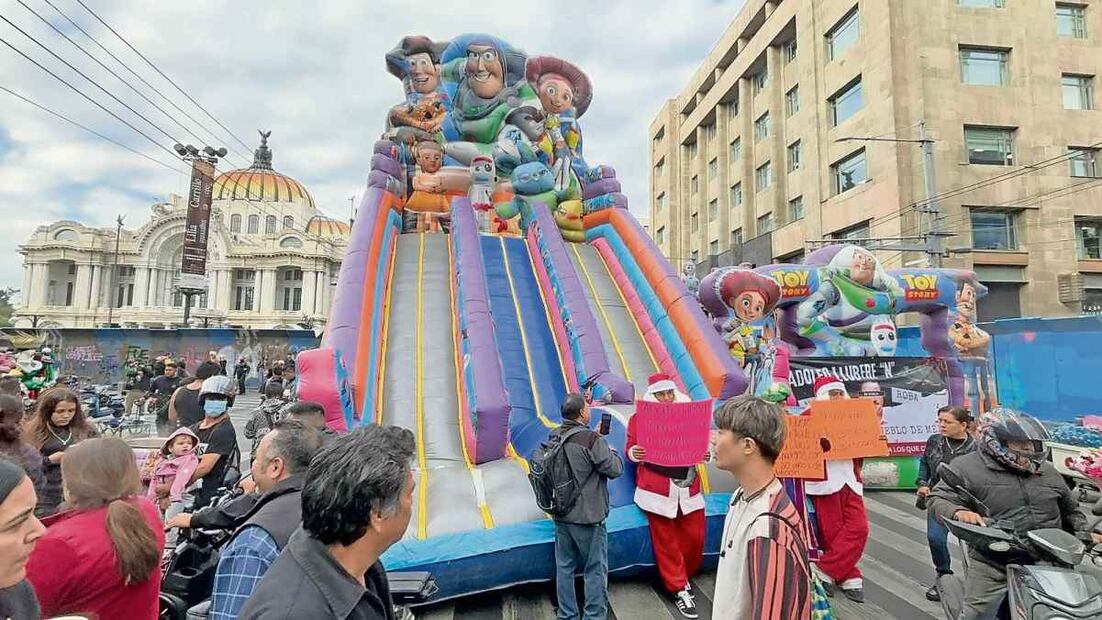Un grupo de propietarios de juegos bloqueó el Eje Central con inflables. Foto: Juan Carlos Williams / EL UNIVERSAL
