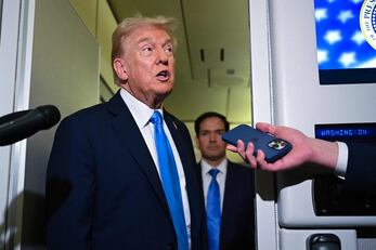 El presidente de Estados Unidos, Donald Trump, habla con los medios tras su reunión con el emir de Qatar, el jeque Tamim bin Hamad Al-Thani, y el primer ministro y ministro de Asuntos Exteriores, el jeque Mohammed bin Abdulrahman bin Jassim Al-Thani, a bordo del Air Force One en Doha el 25 de octubre de 2025, durante una parada para repostar de camino a Malasia para la cumbre de la ASEAN. Foto: AFP