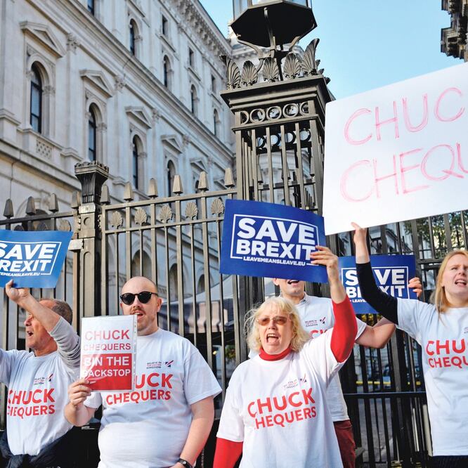 Ciudadanos proBrexit se manifestaron ayer en Londres en contra del plan Chequers del gobierno británico para sacar al país de la Unión Europea. (NEIL HALL. EFE)
