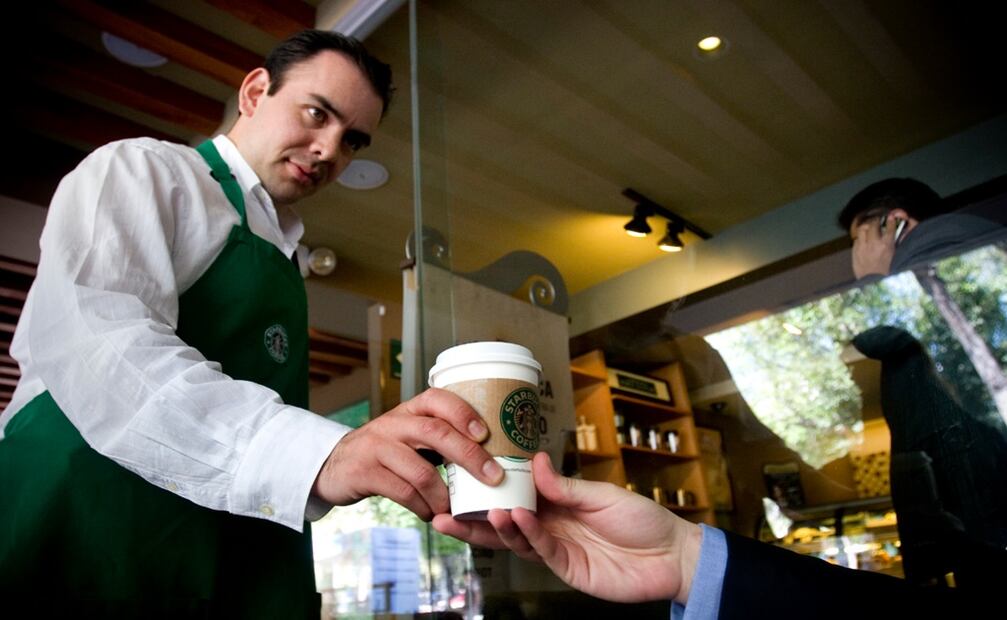 Starbucks dijo que ofrecerá paquetes de indemnización y apoyo para los empleados afectados. Foto: archivo 
