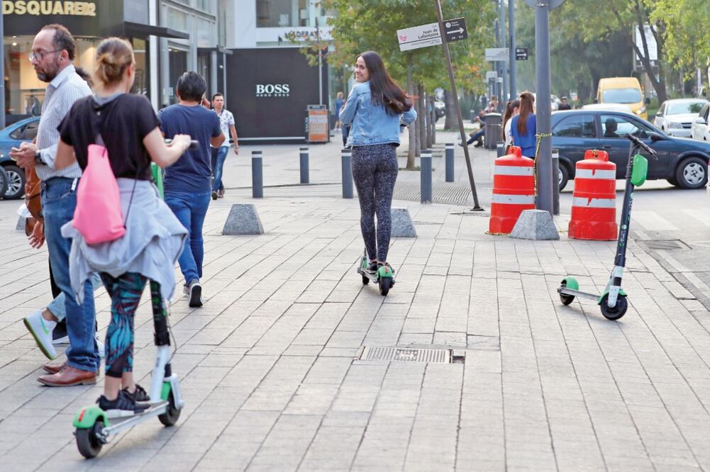 La alcaldía Miguel Hidalgo propuso que patines y bicis de apps, aun cuando son vehículos no contaminantes, circulen debajo de las banquetas por seguridad tanto de los peatones como de los usuarios de este tipo de transporte. Foto: ARIEL OJEDA.EL UNIVERSAL
