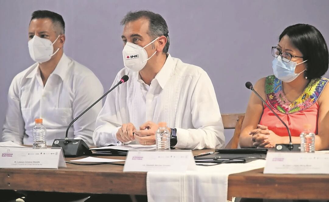 El gobernador Alejandro Murat; Lorenzo Córdova, consejero presidente del INE, y Elizabeth Sánchez, consejera presidenta del Instituto Estatal Electoral y de Participación Ciudadana de Oaxaca, durante la firma del Acuerdo por la Integridad del Proceso Elec