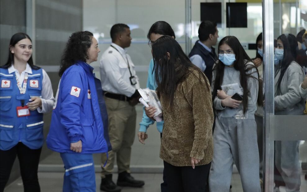 Un avión de la FAC que transporta a 110 ciudadanos deportados de Estados Unidos aterrizó en el aeropuerto internacional El Dorado en Bogotá. Foto: EFE