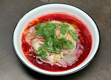 Aguachile de camarón y jamaica al estilo de Aquiles Chávez