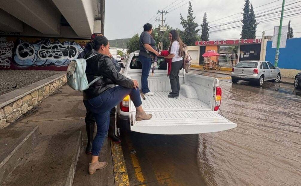 Personas son auxiliadas para evitar zonas de inundaciones en Hidalgo (01/09/25) Foto: Especial