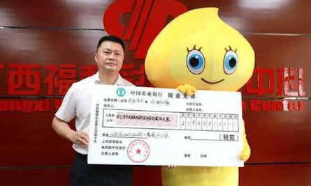 "Habrá señales": Hombre gana la lotería y decide ocultarlo a su familia