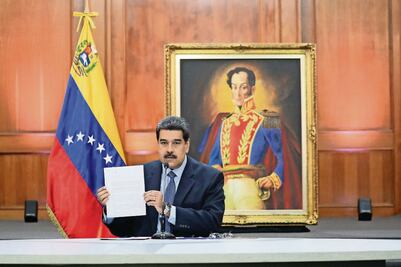 Aislado, Maduro jura nuevo mandato