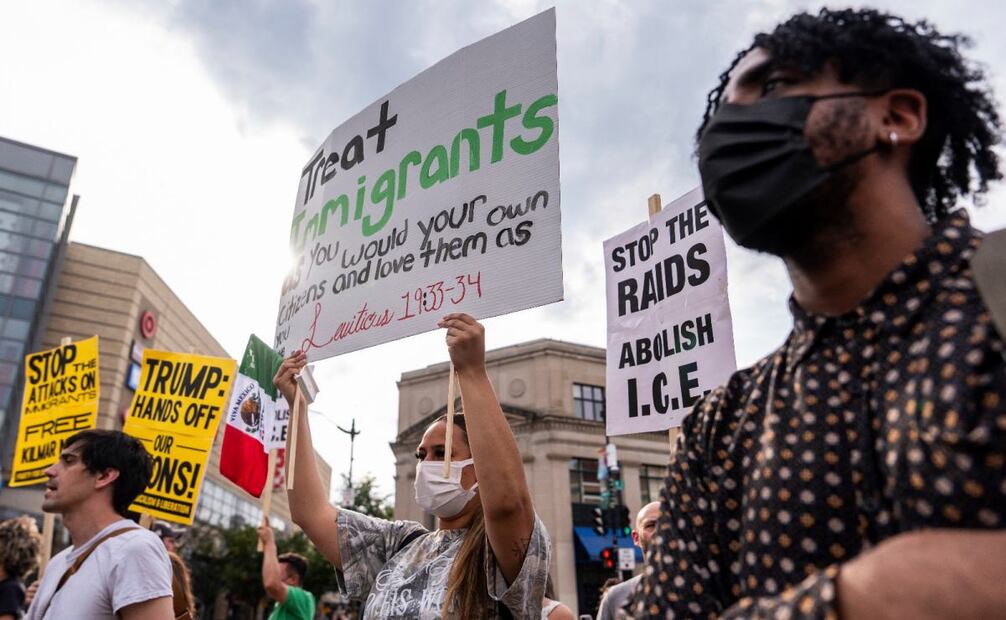 Manifestantes protestan contra las redadas de agentes del Servicio de Inmigración y Control de Aduanas, el martes 10 de junio de 2025, en Washington. (10/06/25) Foto: AP