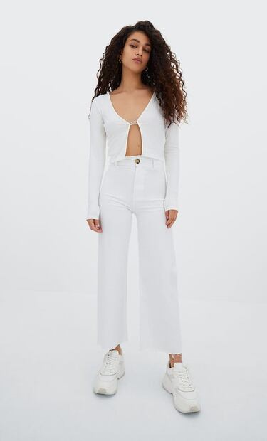 Así se van a llevar los jeans blancos en primavera
