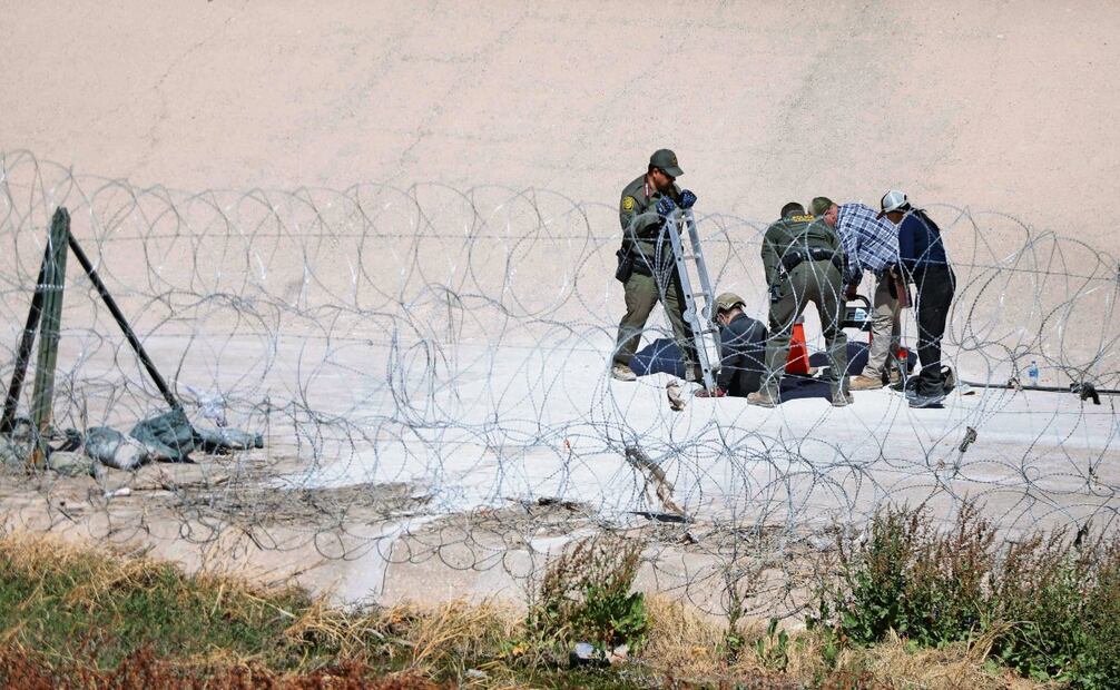 Agentes de la Patrulla Fronteriza al buscar sellar un túnel transfronterizo ilegal entre El Paso, Texas, y Ciudad Juárez, Chihuahua. (14/03/2025) Foto: Herika Martínez | AFP