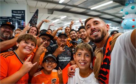 VIDEO: Héctor Herrera llega a Houston y lo reciben como una “superestrella”