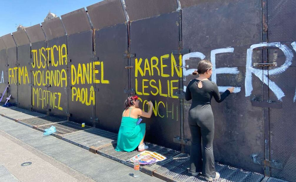 Madres pintan en vallas de Palacio Nacional nombres de sus hijas víctimas de feminicidio. Foto: Sharon Mercado/EL UNIVERSAL