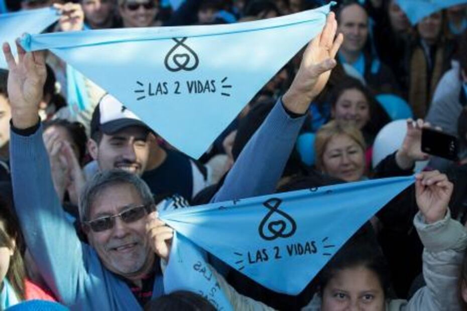 Pañuelos verdes, celestes, naranjas y rojos, ¿qué significa cada uno en el debate sobre el aborto?