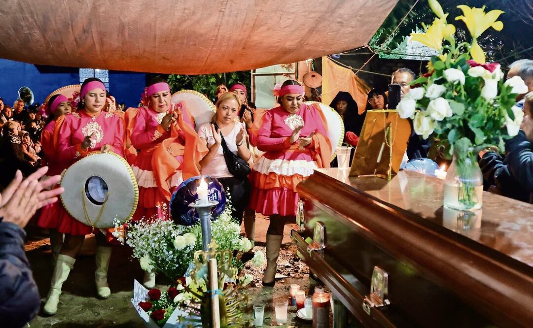 Compañeras de Tiffany realizaron un bailable charro frente al ataúd; su mamá relata que era buscada por diversos grupos para bailar y que quería continuar estudiando. Foto: Valente Rosas / EL UNIVERSAL