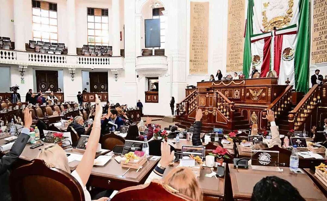 Diputados del PAN, PRI y Movimiento Ciudadano abandonaron la sesión en el Congreso local. Foto: Especial