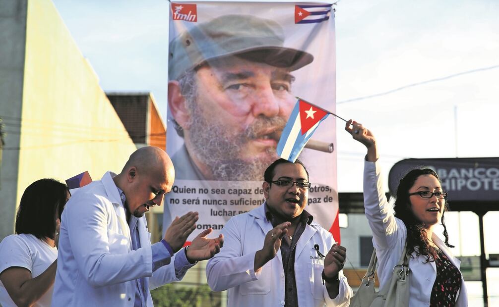 Médicos, durante un homenaje a Fidel Castro en La Habana. Los odontólogos carecen de lo más básico para atender a los pacientes, Foto: Archivo / EFE