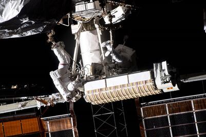 Domingo de caminata: astronautas llegan a la Estación Espacial Internacional 