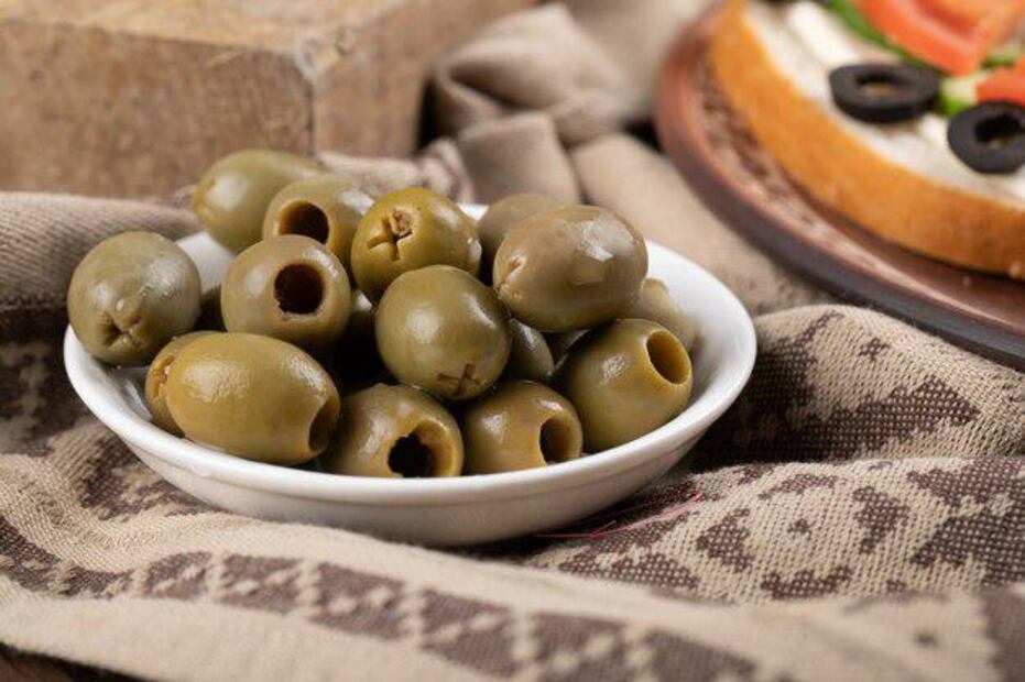 Los gatos sí pueden comer aceitunas, pero con moderación. Fuente: Freepik.
