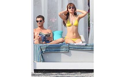 Captan a actores de "50 sombras" en traje de baño