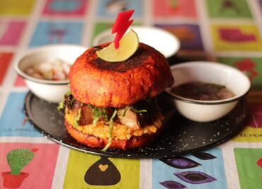 Diseñador mexicano inventa la pambazo burger, aquí la puedes probar