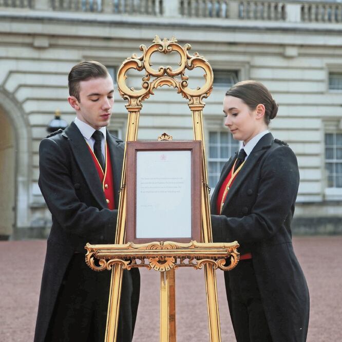 La noticia se dio a conocer formalmente en el patio de Buckingham. Reuters