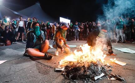 Feministas queman libros sobre “curar la homosexualidad” en la FIL Guadalajara