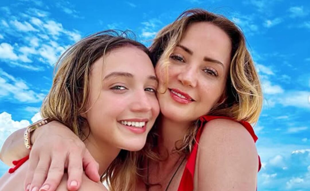 Nina con su madre Andrea Legarreta.