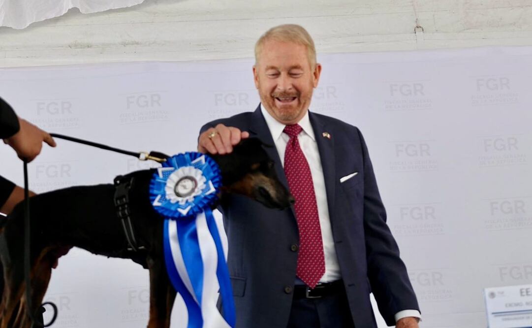 Ronald Johnson y Alejandro Gertz Manero "jubilan" a héroes de cuatro patas. Foto: Especial